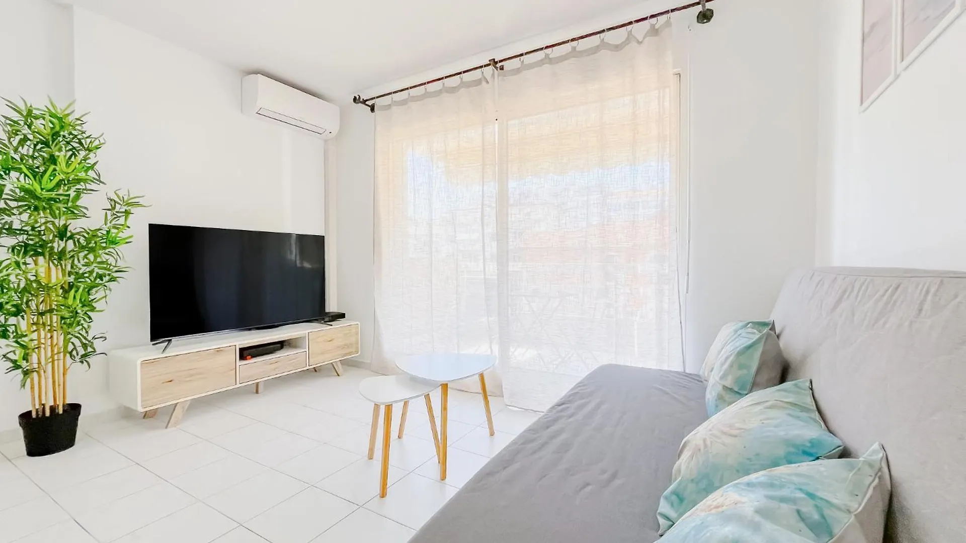 Le Cannes Melodie - Terrasse 0*,  Франция